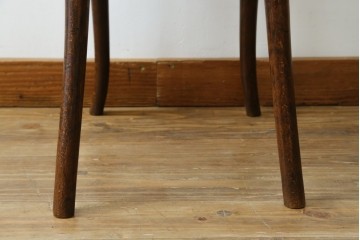 ヨーロッパアンティーク　背板と座面に施された彫刻が優美なベントウッドチェア　(R-084307)