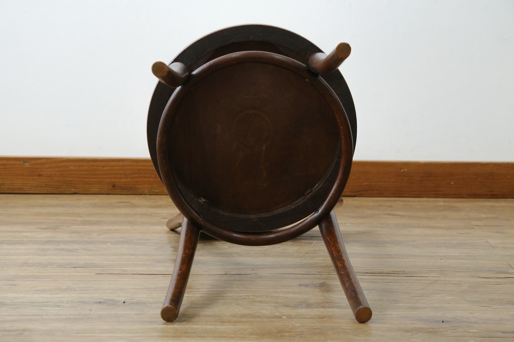 ヨーロッパアンティーク　背板と座面に施された彫刻が優美なベントウッドチェア　(R-084307)