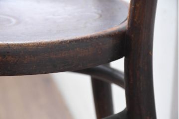 ヨーロッパアンティーク　背板と座面に施された彫刻が優美なベントウッドチェア(ダイニングチェア)(R-084307)