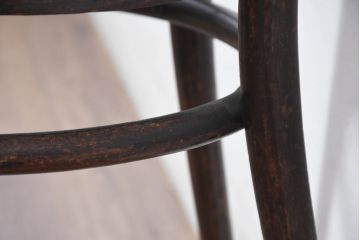 ヨーロッパアンティーク　背板と座面に施された彫刻が優美なベントウッドチェア(ダイニングチェア)(R-084307)