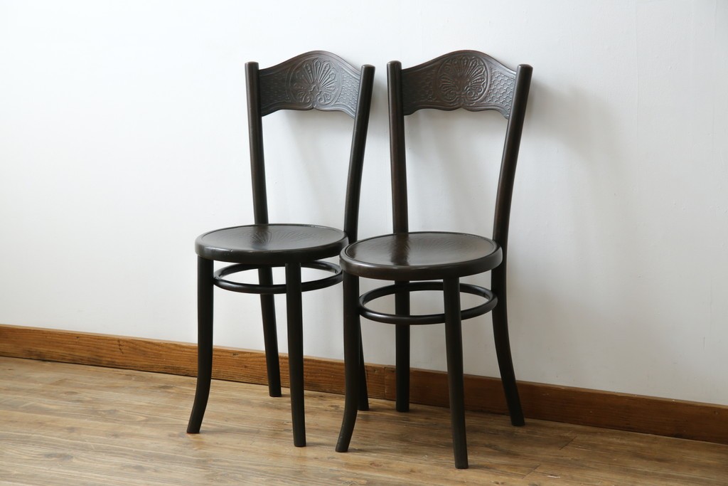 ヨーロッパアンティーク　背もたれの彫刻が優美な西洋アンティークのベントウッドチェア2脚セット　(R-084308)