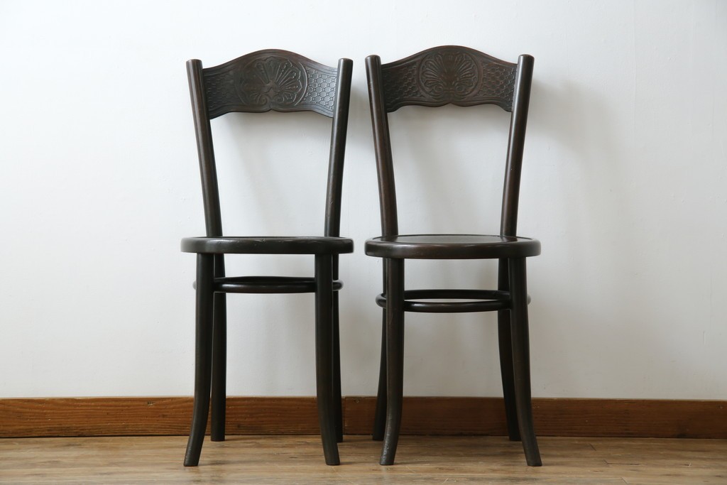 ヨーロッパアンティーク　背もたれの彫刻が優美な西洋アンティークのベントウッドチェア2脚セット　(R-084308)