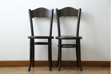 ヨーロッパアンティーク　背もたれの彫刻が優美な西洋アンティークのベントウッドチェア2脚セット　(R-084308)