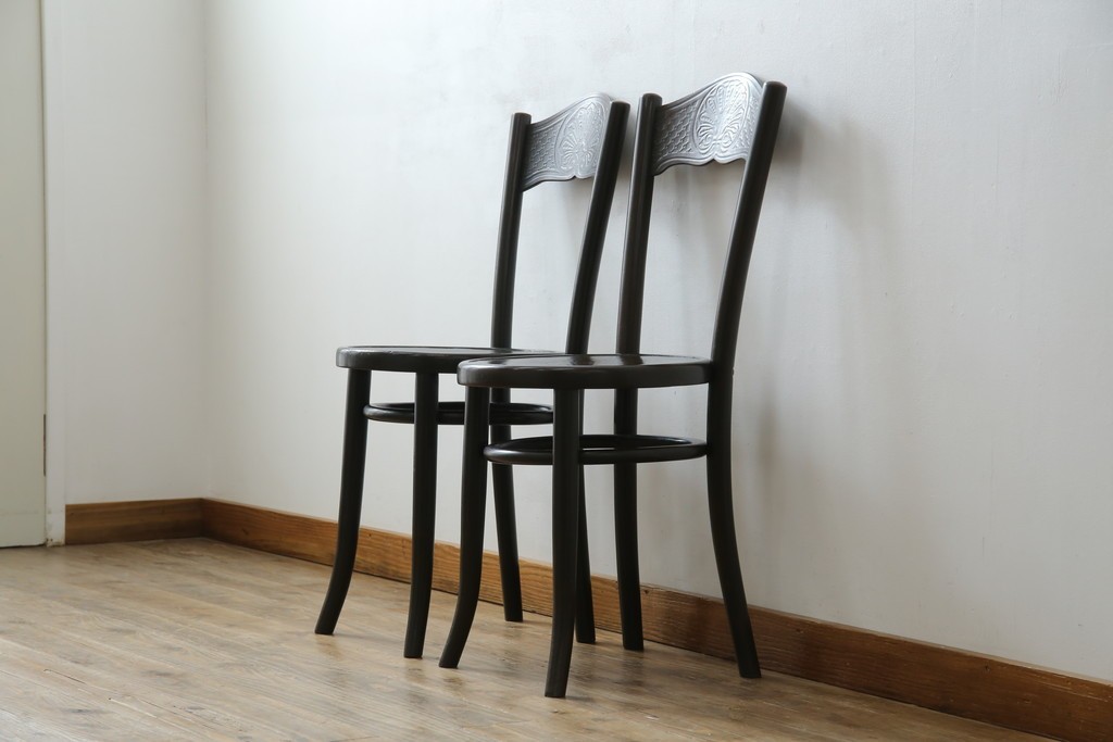 ヨーロッパアンティーク　背もたれの彫刻が優美な西洋アンティークのベントウッドチェア2脚セット　(R-084308)