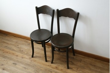 ヨーロッパアンティーク　背もたれの彫刻が優美な西洋アンティークのベントウッドチェア2脚セット　(R-084308)