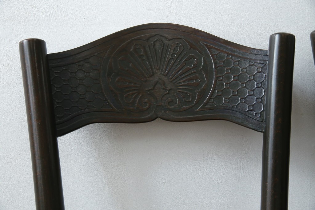 ヨーロッパアンティーク　背もたれの彫刻が優美な西洋アンティークのベントウッドチェア2脚セット　(R-084308)