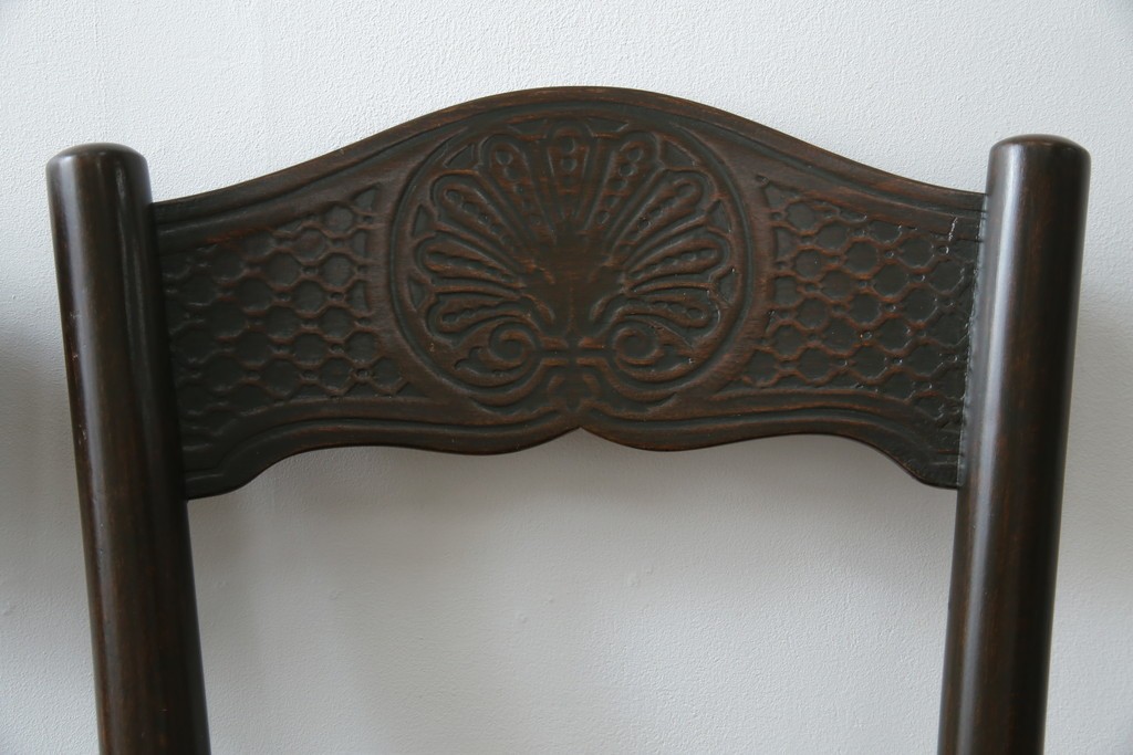 ヨーロッパアンティーク　背もたれの彫刻が優美な西洋アンティークのベントウッドチェア2脚セット　(R-084308)
