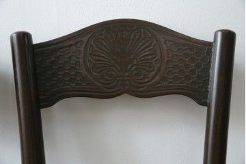 ヨーロッパアンティーク　背もたれの彫刻が優美な西洋アンティークのベントウッドチェア2脚セット　(R-084308)