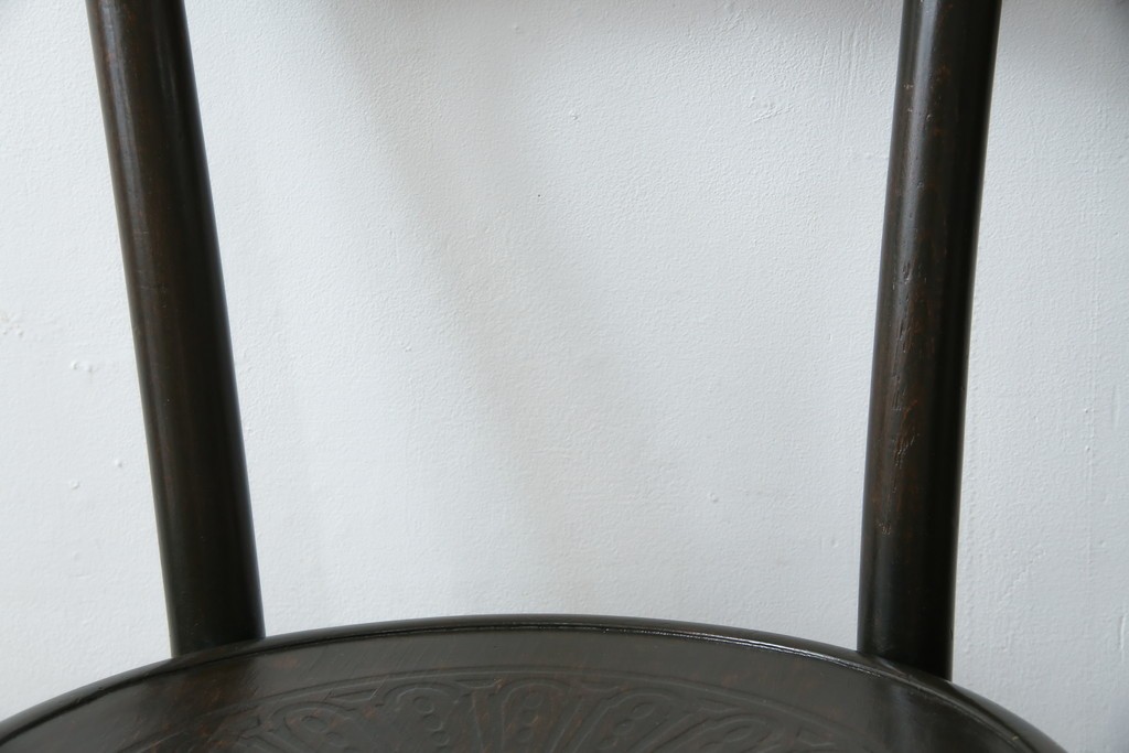 ヨーロッパアンティーク　背もたれの彫刻が優美な西洋アンティークのベントウッドチェア2脚セット　(R-084308)