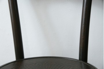 ヨーロッパアンティーク　背もたれの彫刻が優美な西洋アンティークのベントウッドチェア2脚セット　(R-084308)