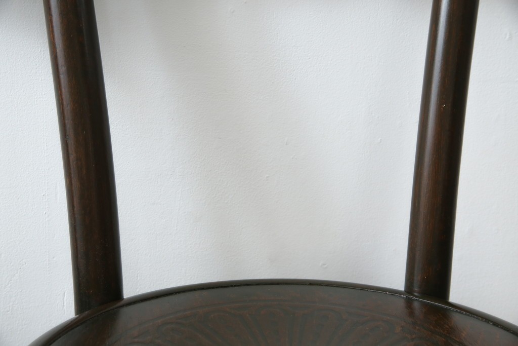 ヨーロッパアンティーク　背もたれの彫刻が優美な西洋アンティークのベントウッドチェア2脚セット　(R-084308)