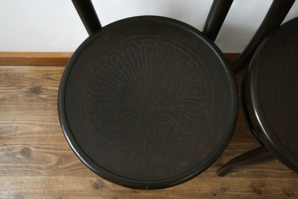 ヨーロッパアンティーク　背もたれの彫刻が優美な西洋アンティークのベントウッドチェア2脚セット　(R-084308)