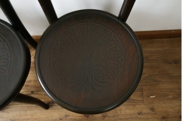 ヨーロッパアンティーク　背もたれの彫刻が優美な西洋アンティークのベントウッドチェア2脚セット　(R-084308)