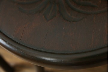 ヨーロッパアンティーク　背もたれの彫刻が優美な西洋アンティークのベントウッドチェア2脚セット　(R-084308)