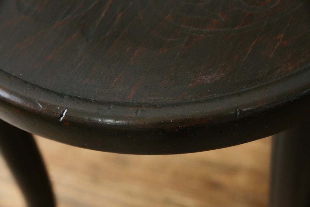 ヨーロッパアンティーク　背もたれの彫刻が優美な西洋アンティークのベントウッドチェア2脚セット　(R-084308)