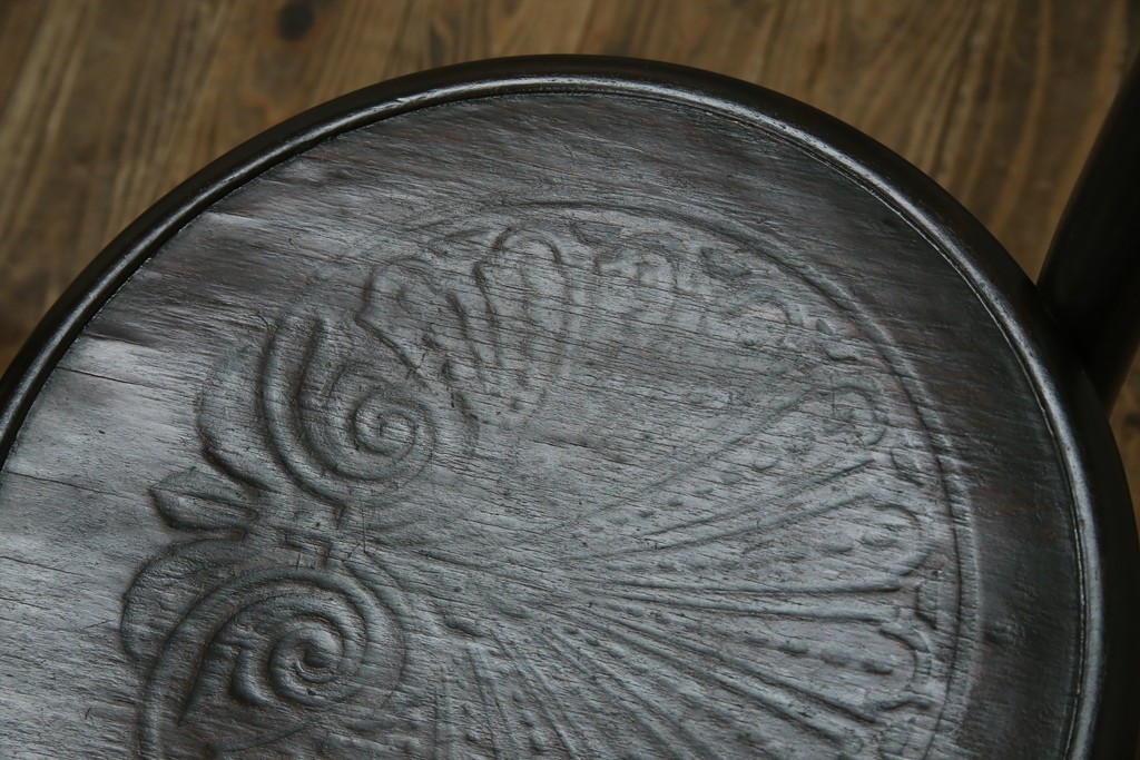 ヨーロッパアンティーク　背もたれの彫刻が優美な西洋アンティークのベントウッドチェア2脚セット　(R-084308)