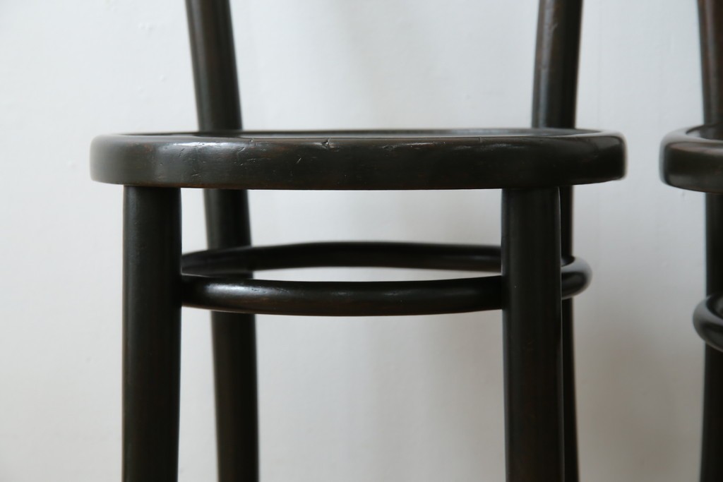 ヨーロッパアンティーク　背もたれの彫刻が優美な西洋アンティークのベントウッドチェア2脚セット　(R-084308)