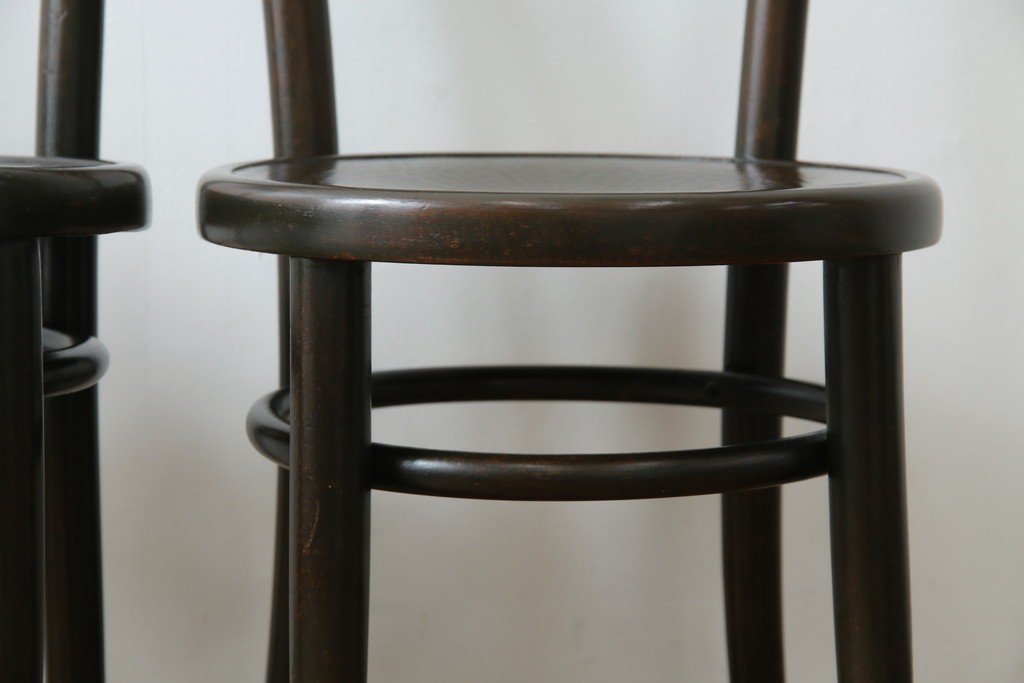 ヨーロッパアンティーク　背もたれの彫刻が優美な西洋アンティークのベントウッドチェア2脚セット　(R-084308)