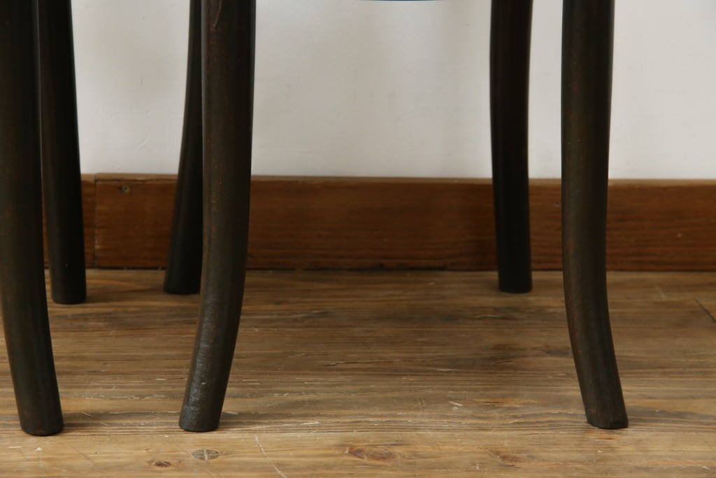 ヨーロッパアンティーク　背もたれの彫刻が優美な西洋アンティークのベントウッドチェア2脚セット　(R-084308)