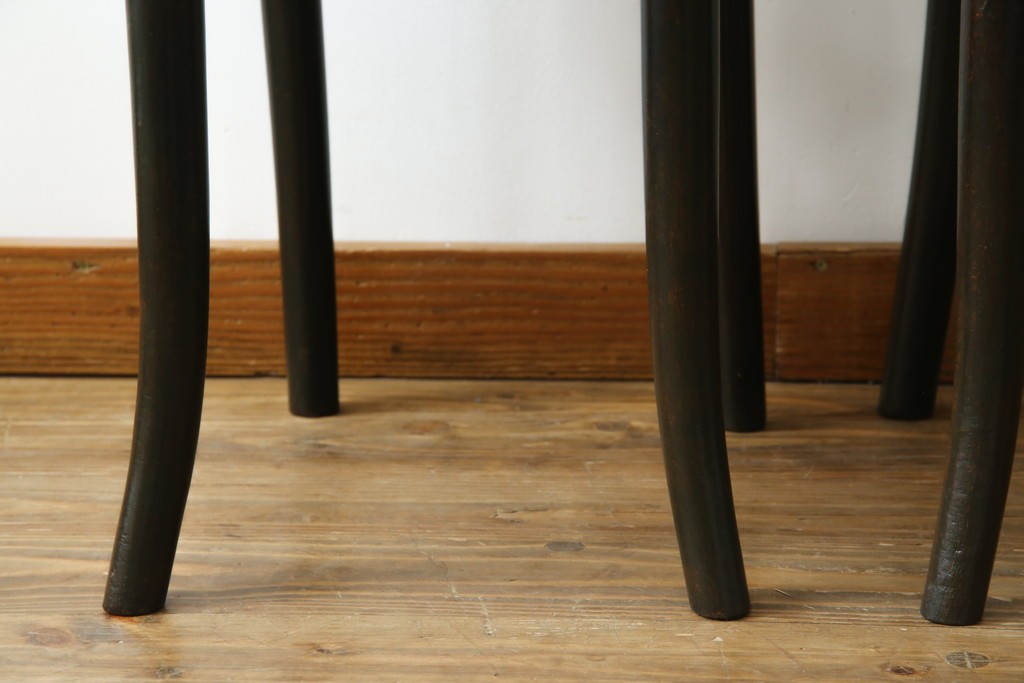 ヨーロッパアンティーク　背もたれの彫刻が優美な西洋アンティークのベントウッドチェア2脚セット　(R-084308)