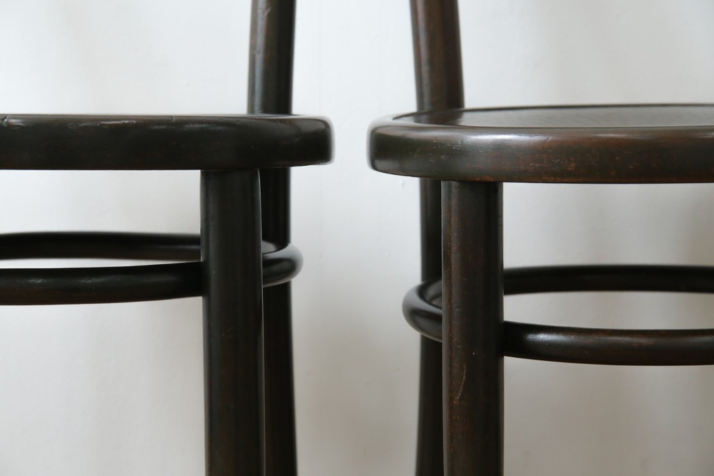 ヨーロッパアンティーク　背もたれの彫刻が優美な西洋アンティークのベントウッドチェア2脚セット　(R-084308)