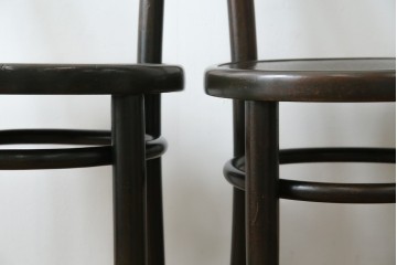 ヨーロッパアンティーク　背もたれの彫刻が優美な西洋アンティークのベントウッドチェア2脚セット　(R-084308)