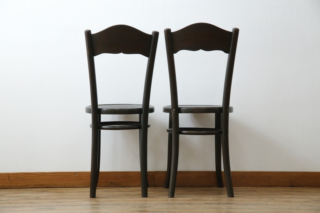 ヨーロッパアンティーク　背もたれの彫刻が優美な西洋アンティークのベントウッドチェア2脚セット　(R-084308)