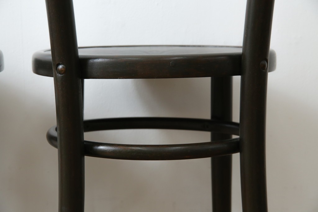 ヨーロッパアンティーク　背もたれの彫刻が優美な西洋アンティークのベントウッドチェア2脚セット　(R-084308)