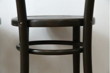 ヨーロッパアンティーク　背もたれの彫刻が優美な西洋アンティークのベントウッドチェア2脚セット　(R-084308)