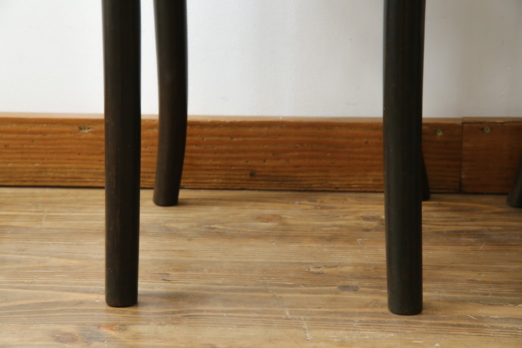 ヨーロッパアンティーク　背もたれの彫刻が優美な西洋アンティークのベントウッドチェア2脚セット　(R-084308)