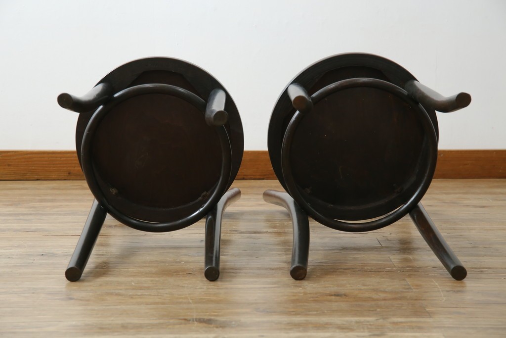 ヨーロッパアンティーク　背もたれの彫刻が優美な西洋アンティークのベントウッドチェア2脚セット　(R-084308)