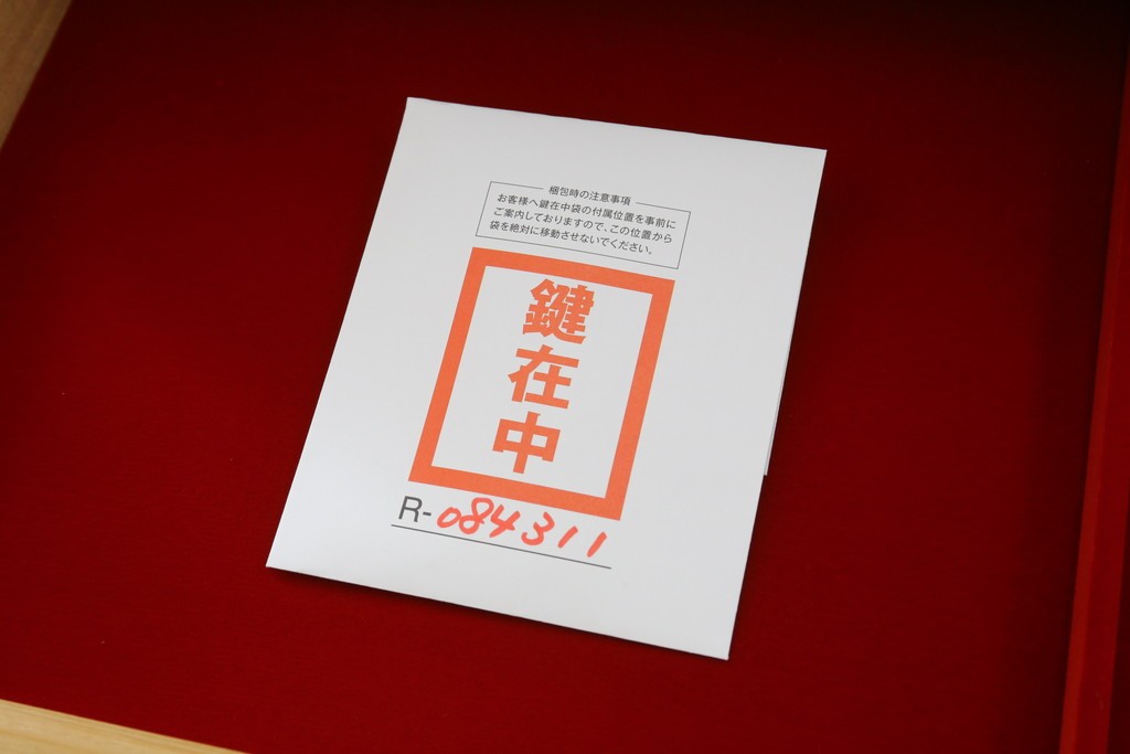 新古　未使用展示品　超美品　キットファニチュア(KIT FURNITURE)　北谷家具　インテリア性と収納力を兼ね備えた優雅な佇まいのアクセサリーキャビネット　定価約105万円　(R-084311)