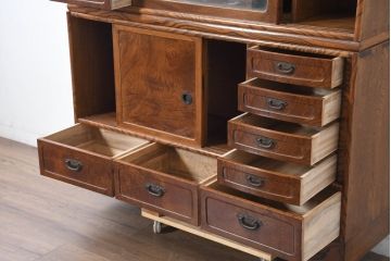 中古　美品　国産　職人手作り品　欅(ケヤキ)材　杢目の素敵な茶箪笥(収納棚、戸棚、茶棚、飾り棚、上下バラ売り可能)(定価約24万円)(R-084312)