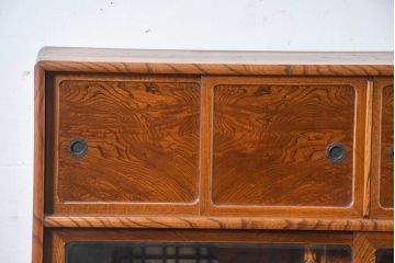 中古　美品　国産　職人手作り品　欅(ケヤキ)材　杢目の素敵なサイドキャビネット(収納棚、戸棚、茶棚、飾り棚)(R-084313)