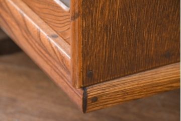 中古　美品　国産　職人手作り品　欅(ケヤキ)材　杢目の素敵なサイドキャビネット(収納棚、戸棚、茶棚、飾り棚)(R-084313)