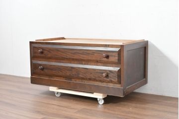 中古　松本民芸家具　天板リメイク　シックで品のある雰囲気が魅力的なローチェスト(ローボード、サイドチェスト、引き出し、衣装タンス、テレビ台)(R-084317)