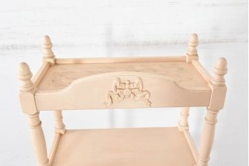 中古　希少な廃番品!!　IDC大塚家具取り扱い　Lynn Hollyn(リン ホーリン)　ヨーロピアンなデザインが可愛らしいトールシェルフ(オープンラック、オープンシェルフ、ディスプレイラック、陳列棚、飾り棚、ブックシェルフ)(R-084318)