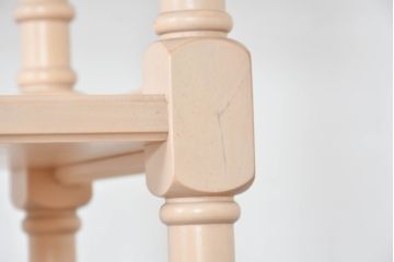 中古　希少な廃番品!!　IDC大塚家具取り扱い　Lynn Hollyn(リン ホーリン)　ヨーロピアンなデザインが可愛らしいトールシェルフ(オープンラック、オープンシェルフ、ディスプレイラック、陳列棚、飾り棚、ブックシェルフ)(R-084318)