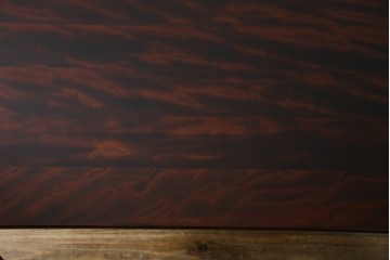 中古　樺(カバ)材　希少な小振りサイズ!!　クラシカルなデザインが上品な民芸調ダイニングテーブル　(R-084320)