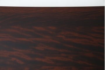 中古　樺(カバ)材　希少な小振りサイズ!!　クラシカルなデザインが上品な民芸調ダイニングテーブル　(R-084320)