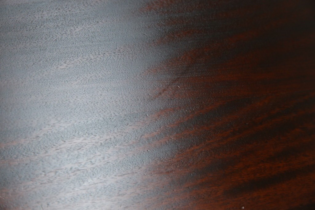 中古　樺(カバ)材　希少な小振りサイズ!!　クラシカルなデザインが上品な民芸調ダイニングテーブル　(R-084320)