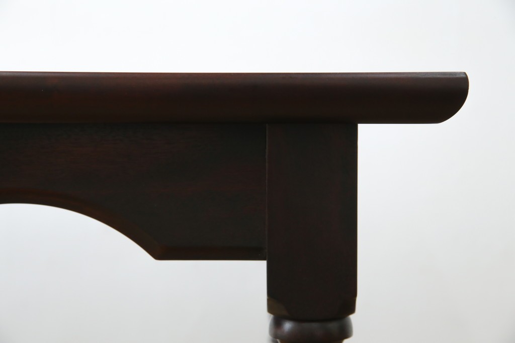 中古　樺(カバ)材　希少な小振りサイズ!!　クラシカルなデザインが上品な民芸調ダイニングテーブル　(R-084320)