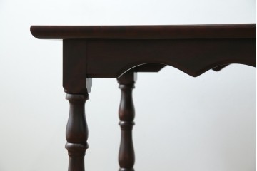 中古　樺(カバ)材　希少な小振りサイズ!!　クラシカルなデザインが上品な民芸調ダイニングテーブル　(R-084320)