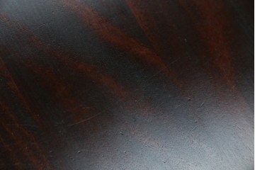 中古　樺(カバ)材　希少な小振りサイズ!!　クラシカルなデザインが上品な民芸調ダイニングテーブル　(R-084320)