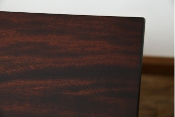 中古　樺(カバ)材　希少な小振りサイズ!!　クラシカルなデザインが上品な民芸調ダイニングテーブル　(R-084320)