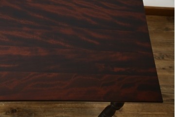 中古　樺(カバ)材　希少な小振りサイズ!!　クラシカルなデザインが上品な民芸調ダイニングテーブル　(R-084320)