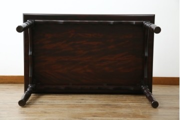 中古　樺(カバ)材　希少な小振りサイズ!!　クラシカルなデザインが上品な民芸調ダイニングテーブル　(R-084320)