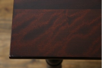 中古　樺(カバ)材　希少な小振りサイズ!!　クラシカルなデザインが上品な民芸調ダイニングテーブル　(R-084320)