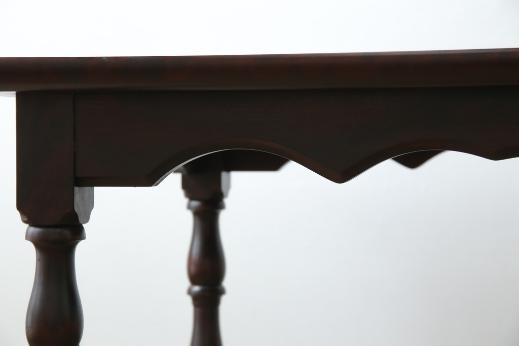 中古　樺(カバ)材　希少な小振りサイズ!!　クラシカルなデザインが上品な民芸調ダイニングテーブル　(R-084320)