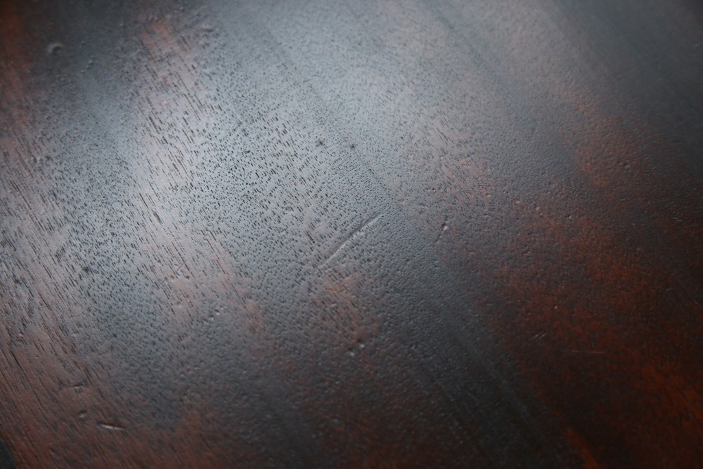 中古　樺(カバ)材　希少な小振りサイズ!!　クラシカルなデザインが上品な民芸調ダイニングテーブル　(R-084320)